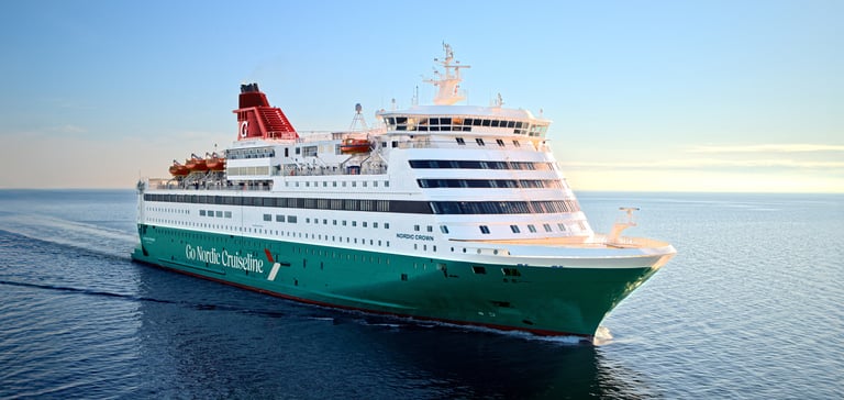 Færge der sejler på havet.