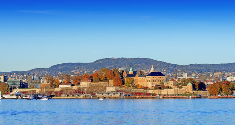 Udsigt over Akershus fæstning i Oslo ved vandkanten.