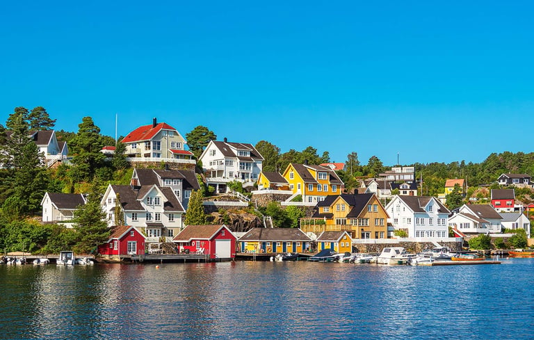 Farverige kysthuse ved vandet nær Stavanger.