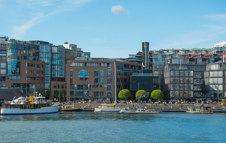 Vandkanten med moderne bygninger ved Aker Brygge.