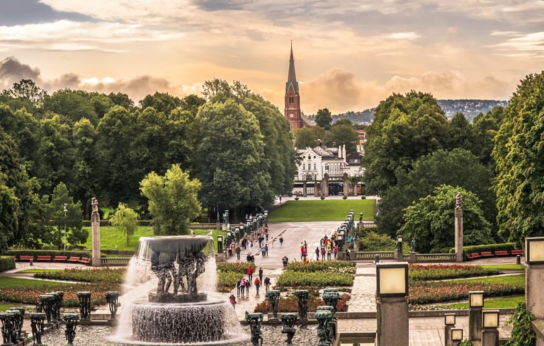Springvand og skulpturer i Vigelandsparken i Oslo.