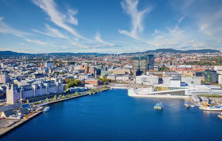 Luftfoto af Oslo med vand og bygninger