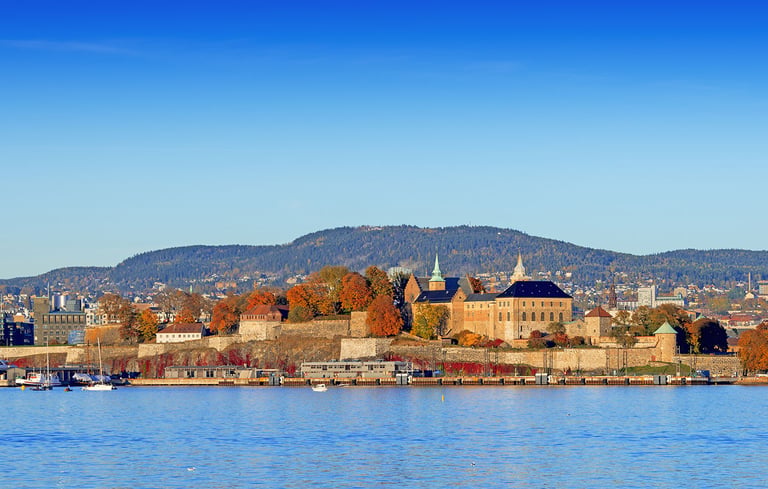 Udsigt over Akershus fæstning i Oslo ved vandkanten.
