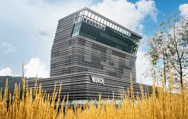 Munchmuseet i Oslo med moderne arkitektur og gule græsser.