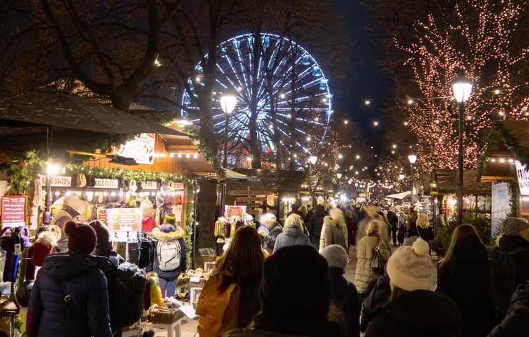 Natmarked i Oslo med boder og pariserhjul.