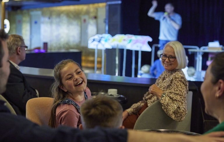 Familie underholdes af konkurrence
