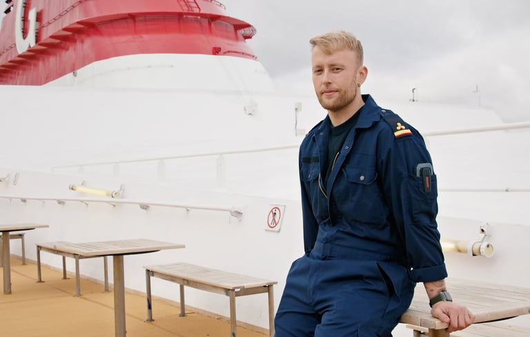 Medarbejder om bord ude på dækket