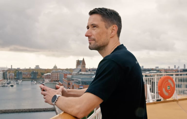 Mand ser ud over udsigten fra dækket