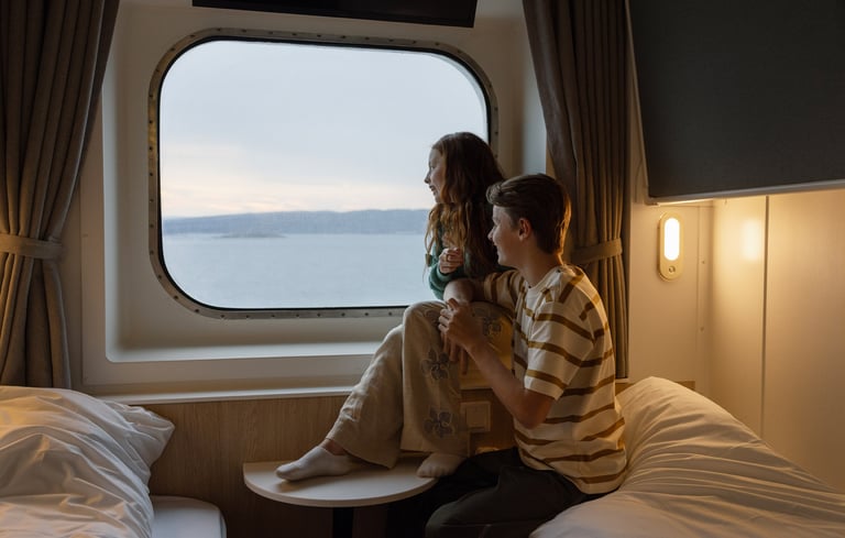 Børn der sidder i vinduet på kahytten