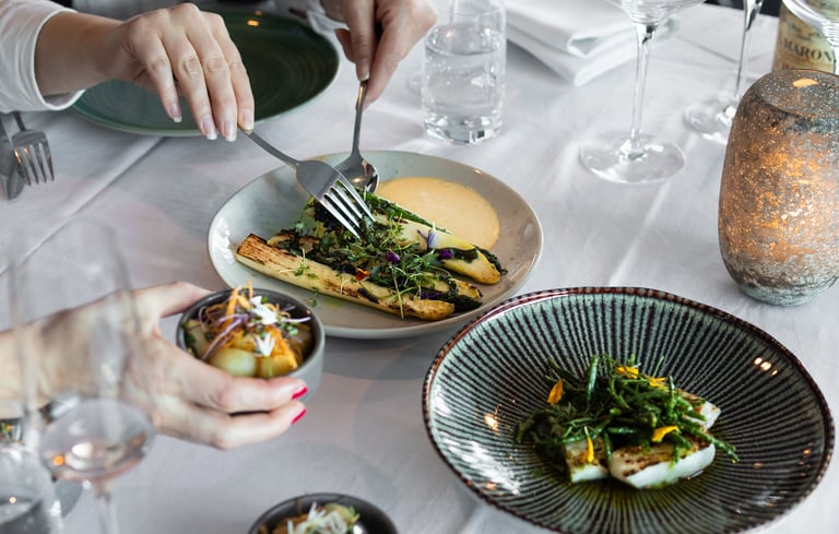 Hænder, der forsyner sig af deleret i restaurant Nord.