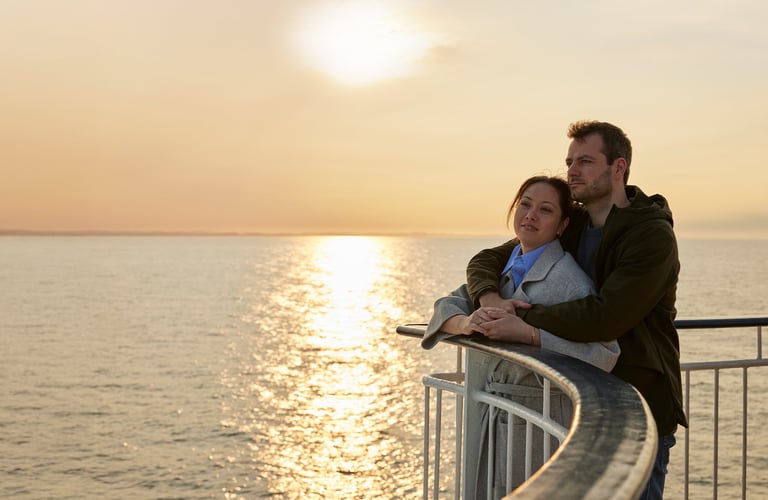 Et par i solnedgangen på dækket.