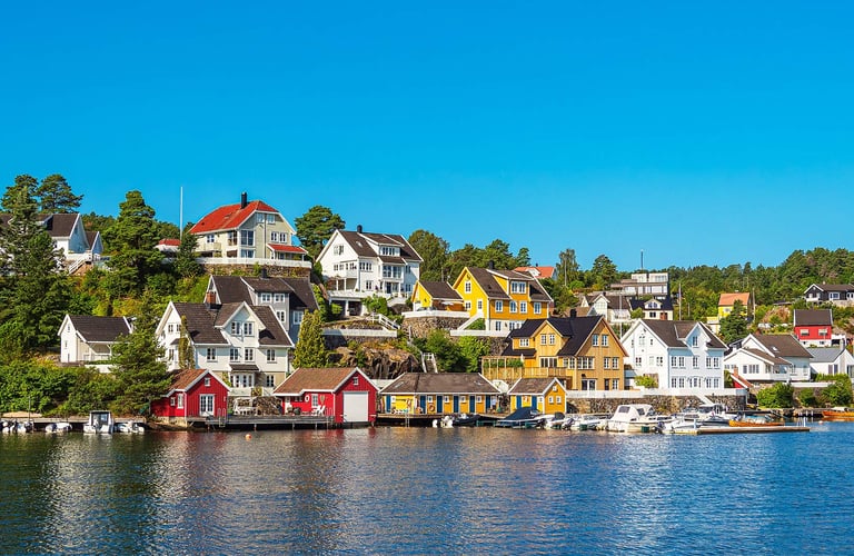 Farverige kysthuse ved vandet nær Stavanger.