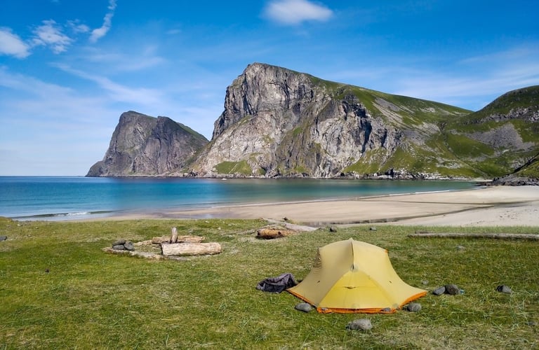 Camping på stranden i Kvalvika i Lofoten