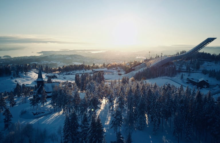 Vinterlandskab med Holmenkollen skihop i Oslo.