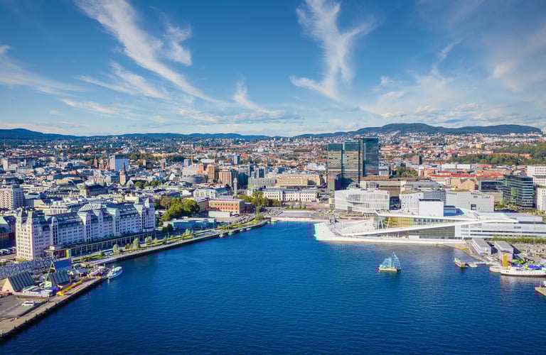 Luftfoto af Oslo med vand og bygninger