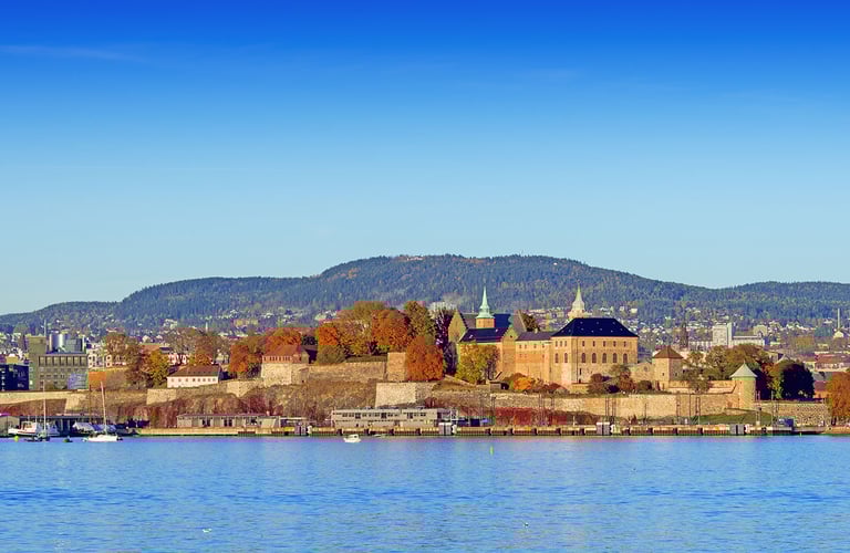 Udsigt over Akershus fæstning i Oslo ved vandkanten.