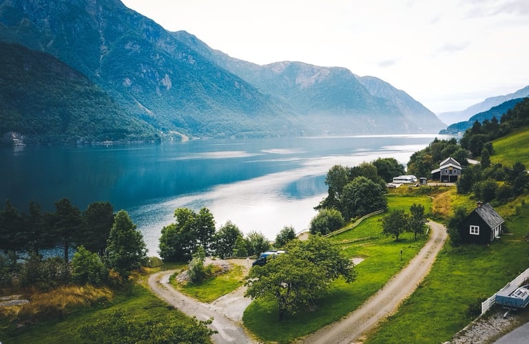 Norsk landskab med fjorde