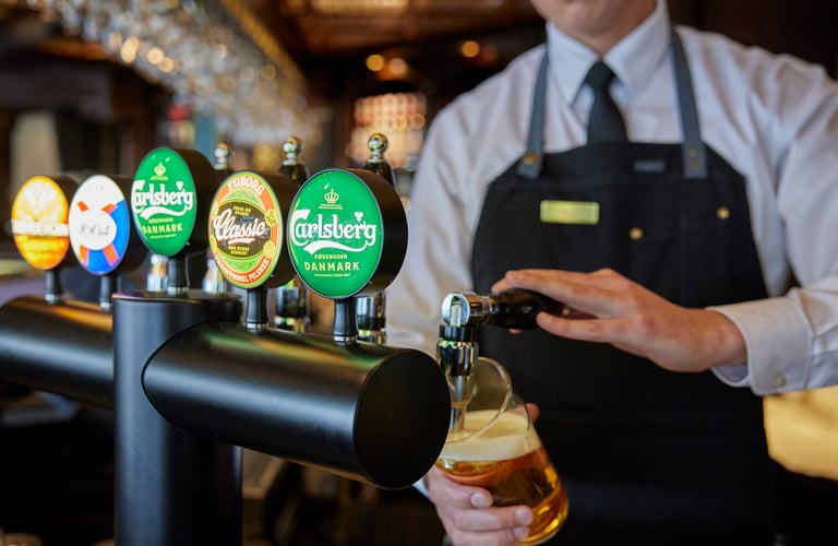 Bartender der skænker fadøl.