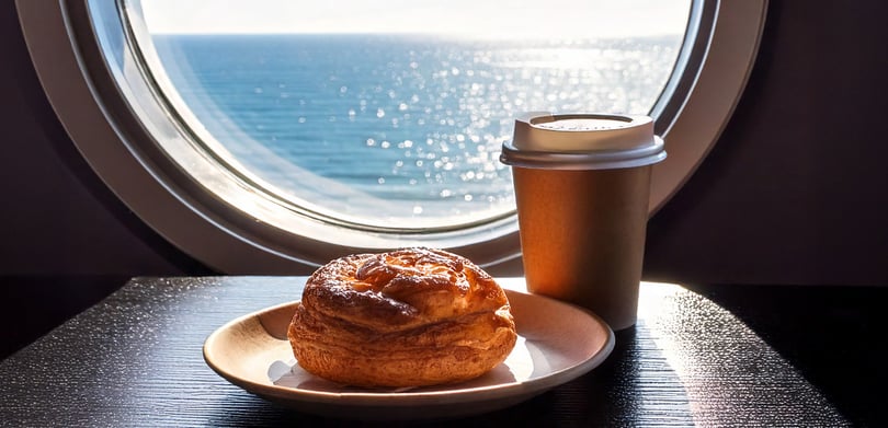 dansk wienerbrød og en kop kaffe