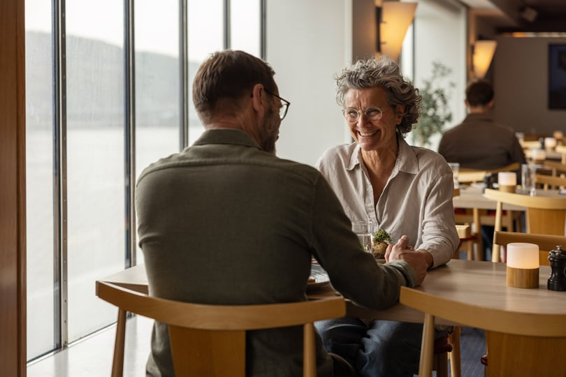 Par nyder en middag i restaurant Kull