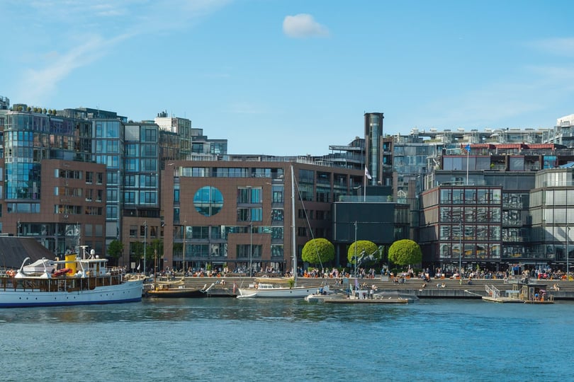 Vandkanten med moderne bygninger ved Aker Brygge.