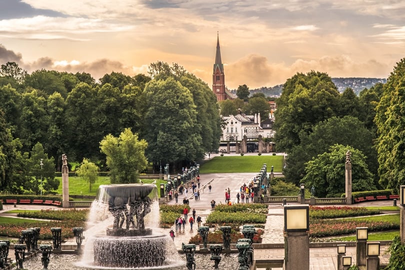 Springvand og skulpturer i Vigelandsparken i Oslo.