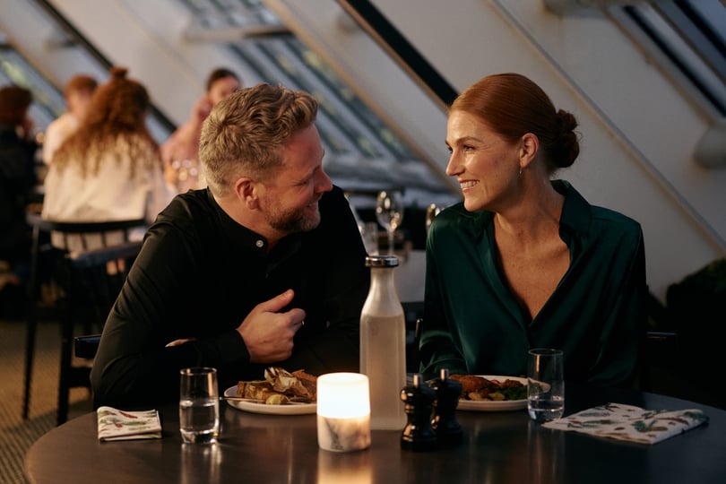 Et par, der spiser et måltid om bord.